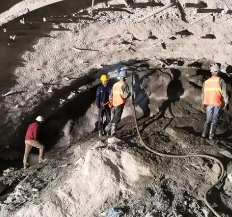 横峰拱顶带模注浆料的施工流程及注意事项